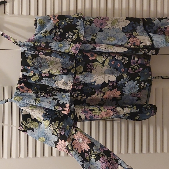 Medium size shirt off the shoulder with flower pattern - Picture 3 of 3